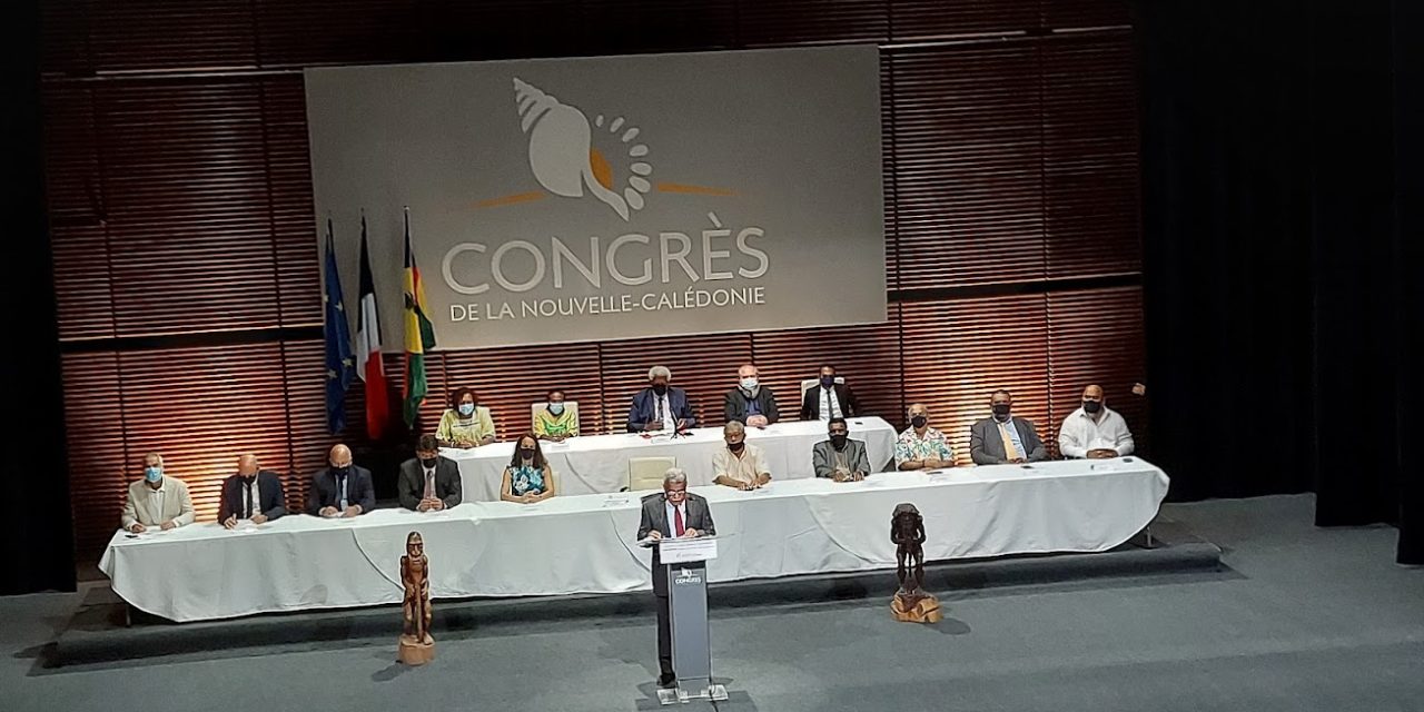 Fight against inequalities, recovery plan and France in Louis Mapou’s general policy statement  Two weeks before the third and final referendum on independence, Louis Mapou, the President of the 17th government of New Caledonia, delivered his general policy statement on Thursday, November 25, 2021, at the Tjibaou Cultural Center in Nouméa. An historical moment for many reasons. Premieres It’s the first time that a general policy statement has been delivered in this place, named after Jean-Marie Tjibaou, a man and political figure whose life and action have remained intimately linked to New Caledonia’s recent history. It’s also the first time that an independentist leader presides the collegiate government, a unique institution in the French Republic, created under the Nouméa Accord on May 5, 1998. And finally, this 17th government of New Caledonia is likely the last of the Nouméa Accord. Growth and inequalities The Nouméa Accord, which extended the principle of rebalancing established in the Matignon Accord of 1988 (with the training of Caledonian executives but also an economic rebalancing between the three provinces, notably marked by the creation of a nickel factory and infrastructures in the North province), has been a period of extraordinary growth for the territory. But these three decades have also seen the disparities in inequality or wealth widen. « I said it, I repeat it, between the poorest and the richest in France, ratio of 1 to 4, here, it’s 1 to 10 », had underlined Sébastien Lecornu, French Minister of the Overseas, in Nouméa, on October 18 th, just before leaving New Caledonia for mainland France. “ Bond of belonging” In his general policy statement, President Louis Mapou thus made the fight against inequalities the « Great cause » of his mandate. « Inequalities are everywhere, he said: at school, at work, in access to housing, in front of the store stall, in the exercise of custom. The Covid-19 health crisis has reaffirmed its acuteness. » This fight against inequalities is a prerequisite for all communities living together, which involves building everyone’s « bond of belonging » to New Caledonia. A country for everyone « There is a place for everyone in New Caledonia. For the Kanak people, but also for all those who have arrived since then, » said President Mapou. Who believes that « the various claims of legitimacy formulated towards New Caledonia must now give way to a process of responsibility which transcends them, that of participating in the construction of the central pole – refering to the kanak hut – of a new New Caledonia which is at the rendezvous of its history. But we must beware of any political, ideological or cultural approach which advocates the dilution of one identity into another and which creates a nest of institutional instabilities. » In his speech, Louis Mapou added that the government intends to « support the process of historical and identity appropriation initiated by valuing the contribution of all communities to history, identity and culture, to strengthen the central pole from New Caledonia ». In addition, after the most serious health crisis that the country has ever known, with more than 12,000 positive cases of Covid-19 and 276 deaths, the President of the 17th government presented emergency measures concerning the control of the functioning expenditure of New Caledonia and its public establishments. As well as a recovery plan for New Caledonia’s economic activity, driven by the determination of a true ecological transition. More Pacific and a new relationship with France Finally, President Mapou spoke of New Caledonia’s desire for greater integration into the Pacific region, as well as its « historical, cultural and linguistic » relationship with France. « It is quite natural that this cooperation in the Pacific evolves and is strengthened », affirmed Louis Mapou, before calling for « to engage with the French State, very quickly, a discussion on all the subjects on which it is necessary to renovate the sharing of skills with New Caledonia ». This general policy statement by President Mapou is part of a period that goes until June 2024, ending date of the provincial mandate in New Caledonia.