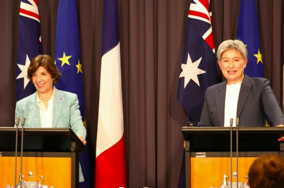 France and Australia fraternize…